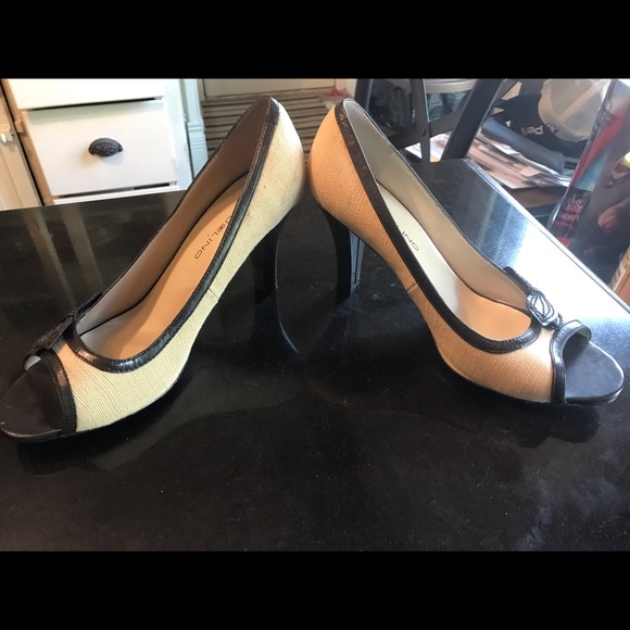 Bandolino size 8 1/2 canvas & leather heels - Picture 4 of 11